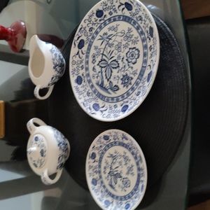 Mayfair Blue Onion., 4 dinner plates,5 small plates & matching sugar and creamer